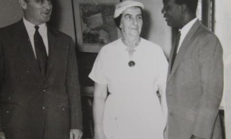 מנהיגה האגדי של גאנה, קוואמה נקרומה (מימין) בפגישה עם שרת החוץ גולדה מאיר [צילום: לע"מ]