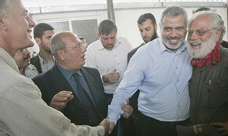 פעילי השמאל עם ראש ממשלת החמאס [AP]