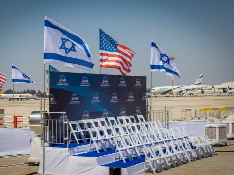 הכנות לקראת התמונה עם שרי הממשלה על הטריבונה בנתב"ג [צילום: יוסי אלוני/פלאש 90]