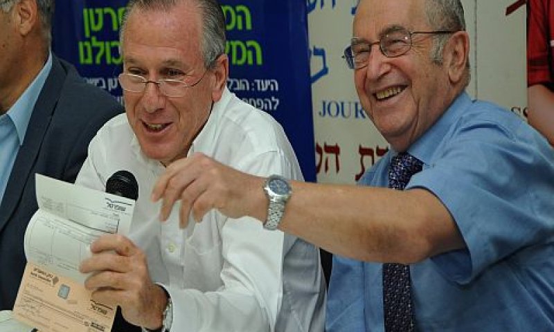 אפי רוזנהויז מעניק את התרומה בסך 1 מיליו ש"ח לפרופסור אליעזר רובינזון, יו"ר האגודה למלחמה בסרטן [צילום: ישראל הדרי]