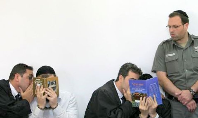 פרקליטים מייעצים למרשיהם [צילום: פלאש 90]