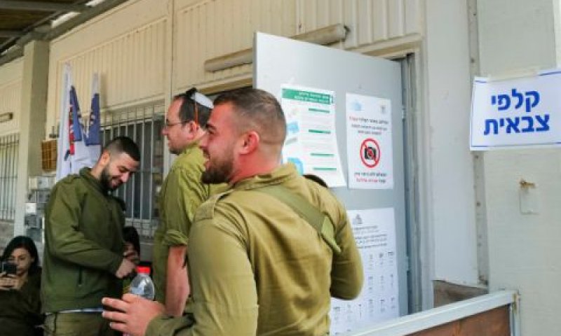 קלפי צבאית. סופרים את קולות החיילים [צילום: מיכאל גלעדי/פלאש 90]