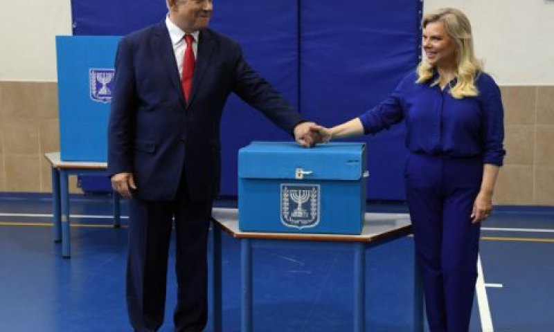בני הזוג נתניהו היום בקלפי [צילום: חיים צח, לע"מ]