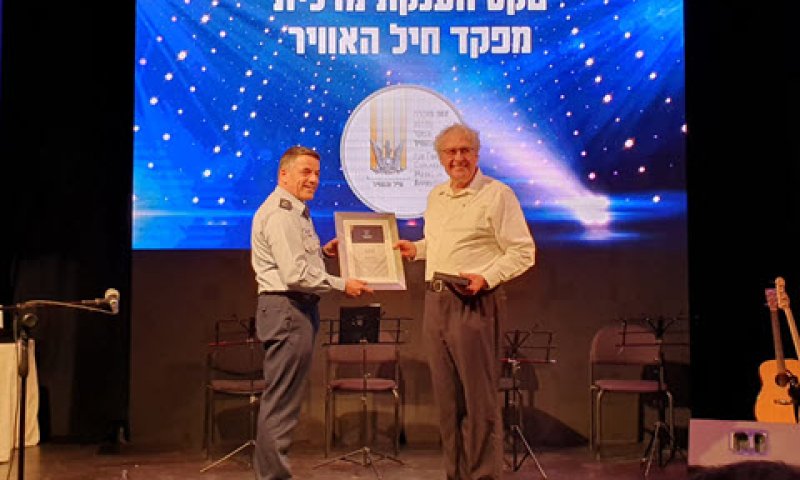 יוסי לשם בטקס קבלת אות מדליית מפקד חיל האוויר [צילום: דורון אלמוג]