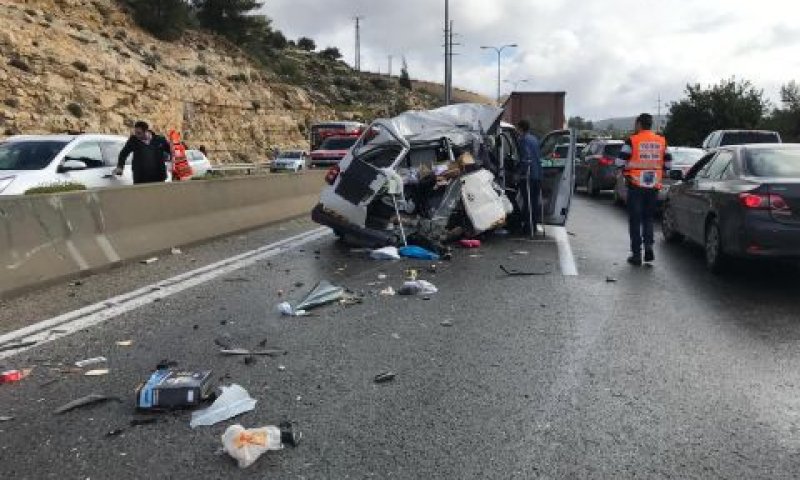 הנהג עצר במקום המסכן חיי אדם [צילום: דוברות כבאות והצלה]