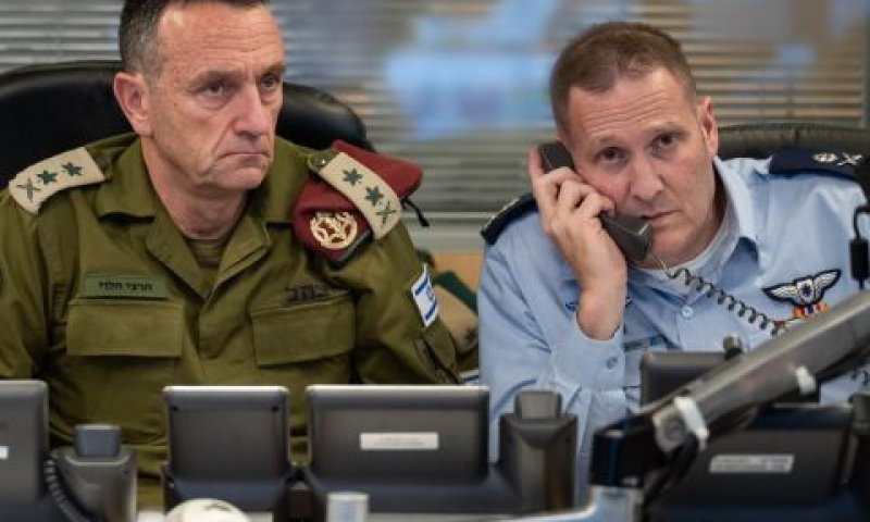 הרמטכ"ל ומפקד חיל האוויר בבור בקריה [צילום: דובר צה"ל]