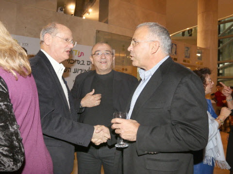 קלמן שחם, פנחס בוכריס יו"ר העמותה הנכנס ומנכ"ל העמותה ירון בראון [צילום: ענת מוסברג]
