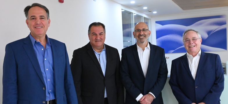 בצילום (מימין לשמאל): יאיר המבורגר יו"ר הראל שמסיים את כהונתו כיו"ר איגוד חברות הביטוח , בני גבאי יו"ר הפניקס שנכנס לתפקיד יו"ר האיגוד , ישראל מימון המנכ"ל הנכס שך האיגוד , ד"ר גיא רוטקוף המנכ"ל של איגוד חברות הביטוח הפורש [צילום: ליאת מנדל]