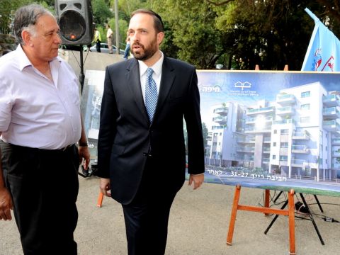 שר השיכון אריאל אטיאס עם ראש העירייה יונה יהב [צילום: צבי רוגר]
