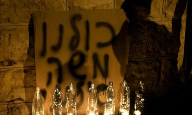 נרות לזכרו של משה סילמן. החל את גל ההצתות [צילום: פלאש 90]