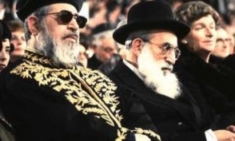 הרבנים שלמה גורן ועובדיה יוסף. נגד הדרת נשים [צילום: משה מילנר/לע"מ]