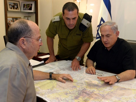 ראש הממשלה ושר הביטחון בהתייעצות [צילום: פלאש 90]
