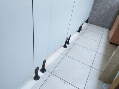 דלתות פתוחות מלמטה. היכן צנעת הפרט