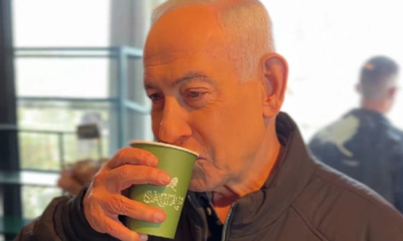נתניהו והקפה, אתמול [צילום: מתוך הטוויטר של נתניהו]