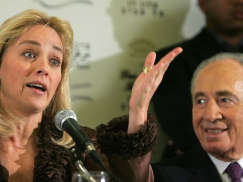 עם שרון סטון [AP]