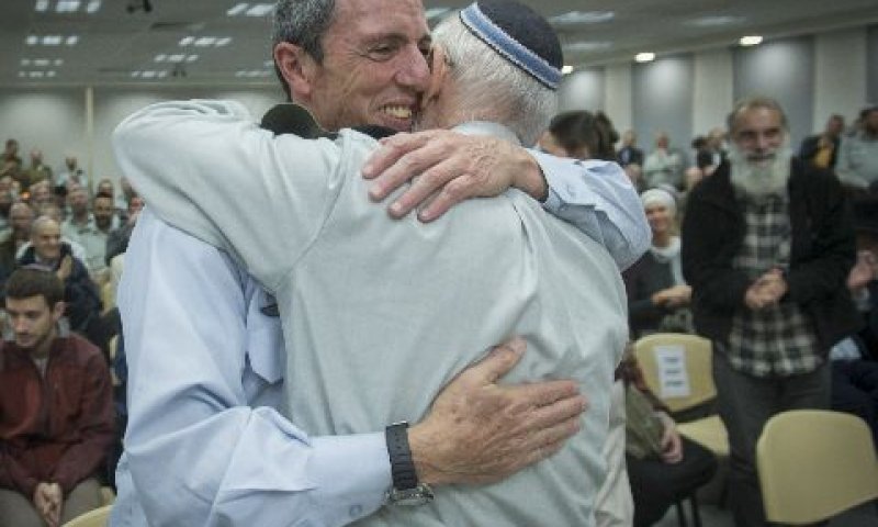 חיבוק בין הרבנים קרים ופרץ. מאחוריהם הרב רונצקי [צילום: דו"צ]