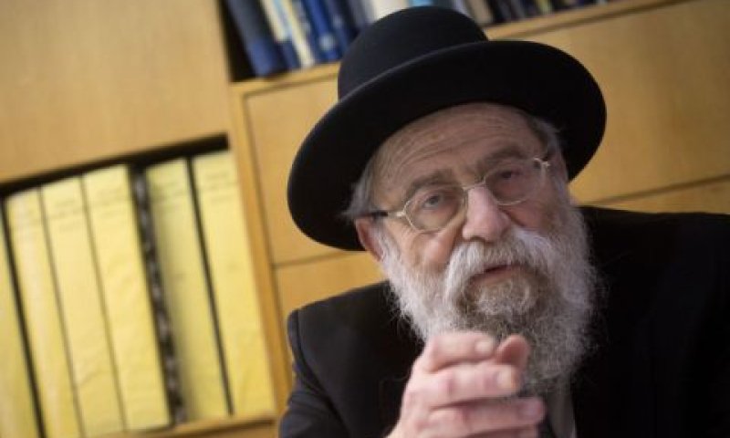 הרב שטרן. נפגש עם מי שמבקש [צילום: מרים אלסטר/פלאש 90]