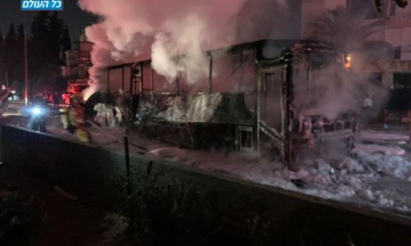 האוטובוס המפויח שהוצת בבני ברק [צילום: חדשות כל העולם]