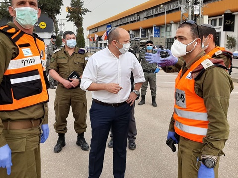 בנט בבני ברק בזמן הקורונה [צילום: משרד הביטחון]