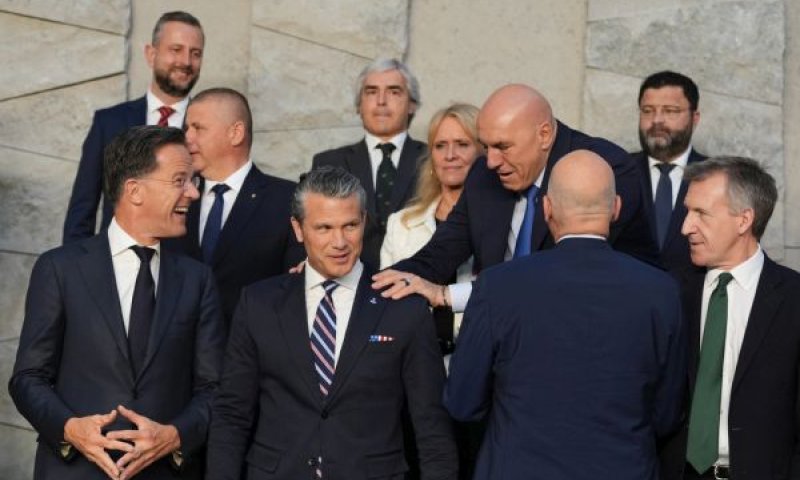 הגסת' ושרי ההגנה של נאטו בבלגיה [צילום: וירג'יניה מאיו/AP]