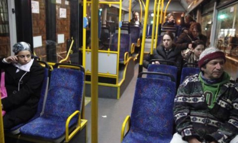 נוסעים בתחבורה הציבורית. כבר היום יודעים עליכם יותר מדי [צילום: פלאש 90]