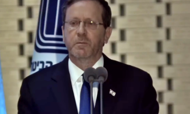 הרצוג. "שופכים שמן למדורת שנאת החינם" [צילום: מתוך שידור הטקס על ידי משרד הביטחון]