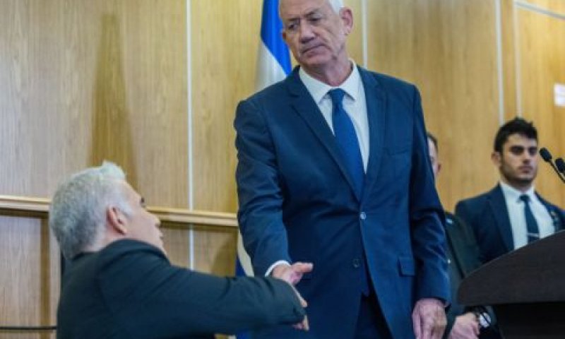 גנץ ולפיד. מתואמים בינתיים [צילום: יונתן זינדל/פלאש 90]