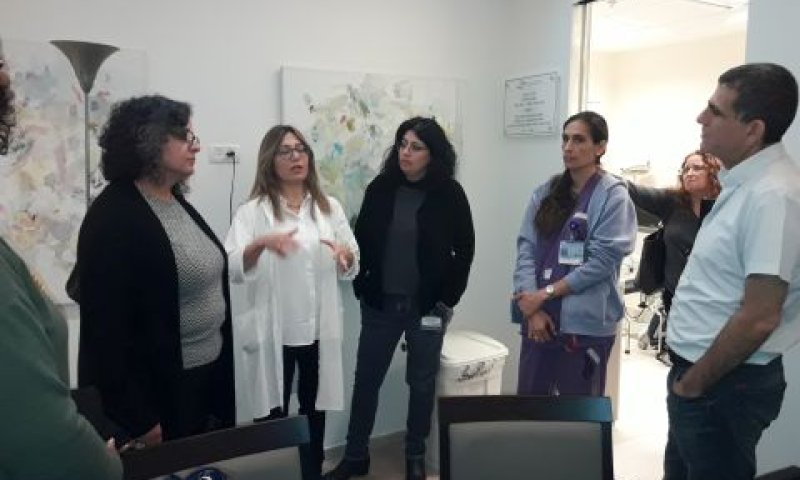 תומא סלימאן, רז, ד"ר ג'וליה ברדה ומשתתפים נוספים בחדר 4 בוולפסון [צילום: דוברות הכנסת]
