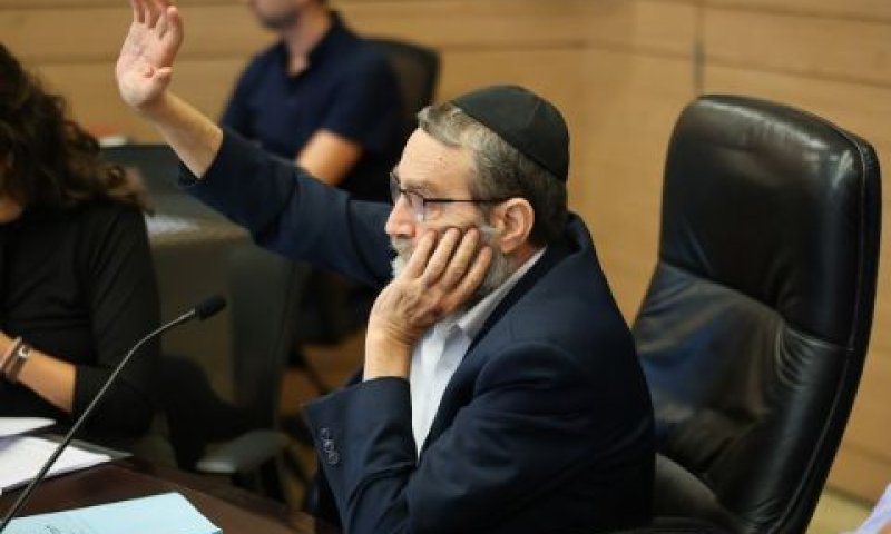 גפני בהצבעה [צילום: נועם מושקוביץ/דוברות הכנסת]