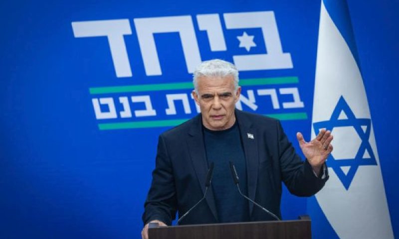 לפיד. שלטי חוצות עם תמונות הליכודניקים [צילום: חיים גולדברג/פלאש 90]