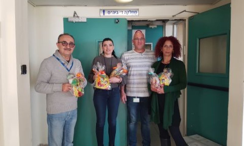 מימין ד"ר דותן בן הר &ndash; רופא בכיר, משמאל יבגני גורליק &ndash; מנהל המתנדבים בגהה, במרכז נציגות מל"א [צילום: יח"צ]