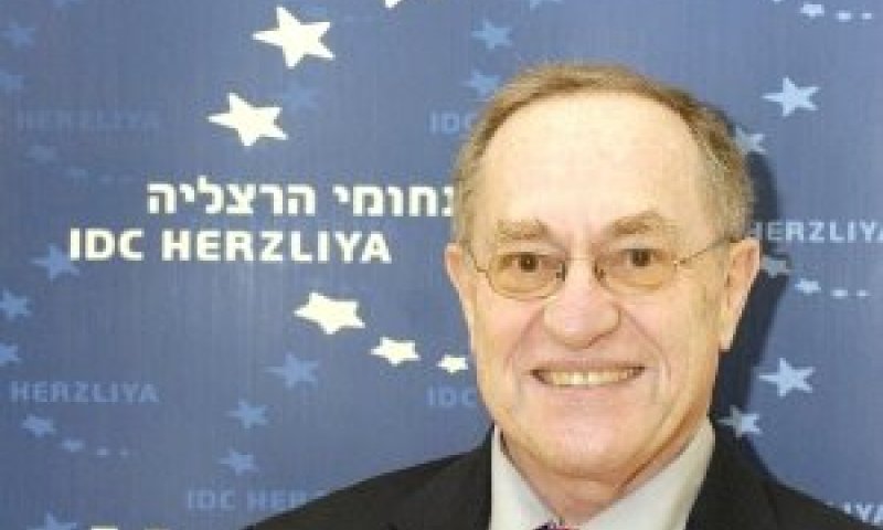 מגן הוא לוחם. פרופ' דרשוביץ[צילום: יותם פרום]