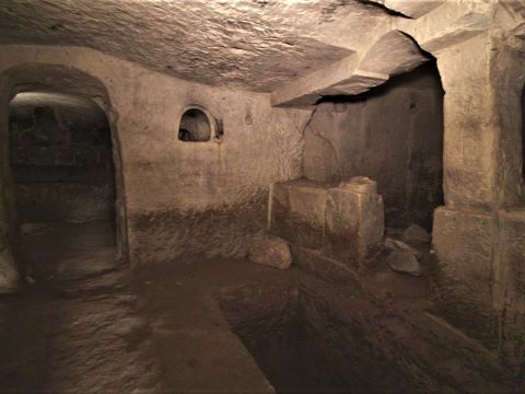 מערת הקבורה מימי הבית השני [צילום: אמיל אלג'ם, רשות העתיקות]