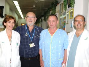 מימין: ד"ר כפרי, המטופל, פרופ' סנדרו, וד"ר וולק [צילום: רחל דוד-סורוקה]