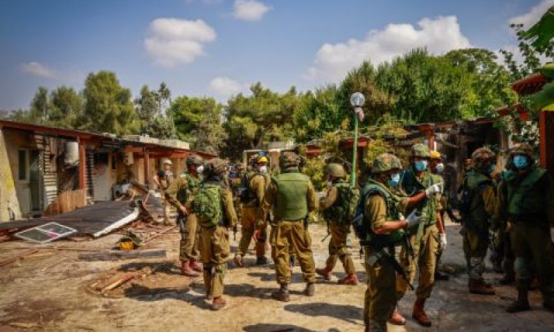חיילים בכפר עזה [צילום: חיים גולדברג/פלאש 90]