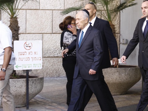הנשיא פרס הגיע ונישק את יד הרב [צילום: פלאש 90]