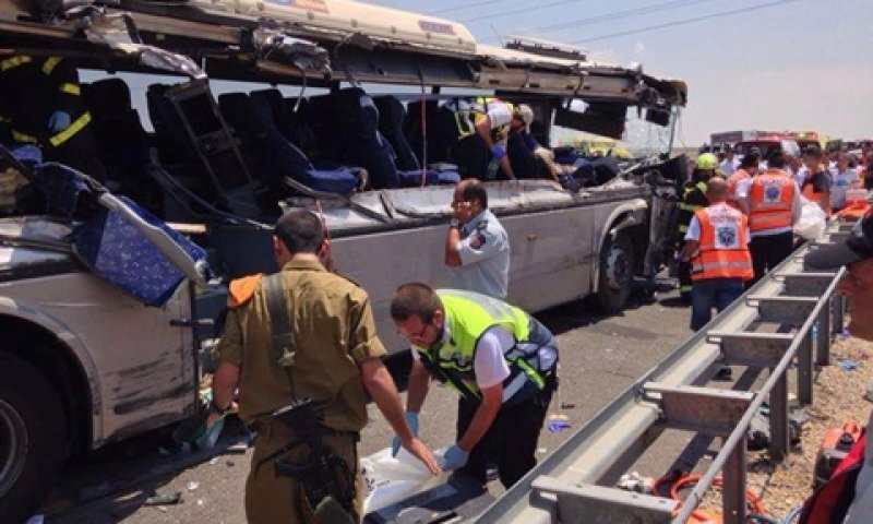 האוטובוס נוסר לצורך החילוץ [צילום: אדר יהלום, משטרת ישראל]