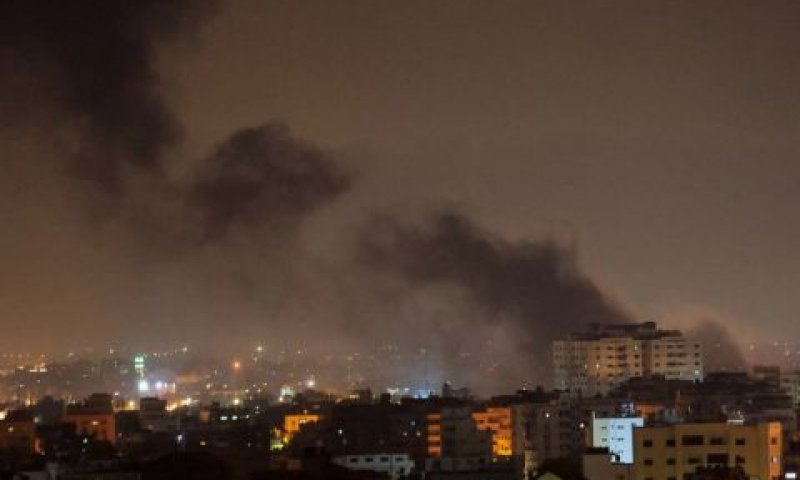 עשן מיתמר ברצועת עזה [צילום: עטא מוחמד/AP]