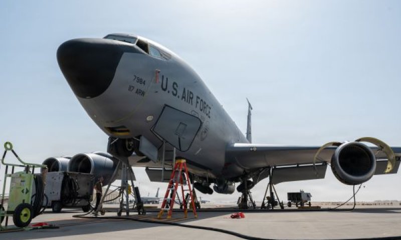 בדיקות מנע על כני הנסע של מטוס ה־KC-135 "סטרטוטנקר" בבסיס במזרח התיכון [צילום: סנטקום]
