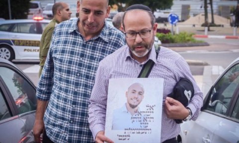 בני אחת המשפחות בכניסה לפגישה עם קבינט המלחמה [צילום: אבשלום ששוני/פלאש 90]