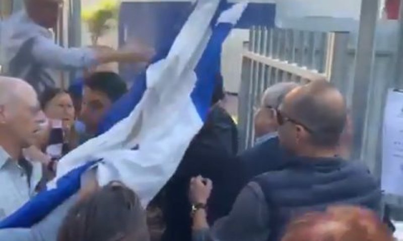 טיבי (מימין) ומפגינים סביבו