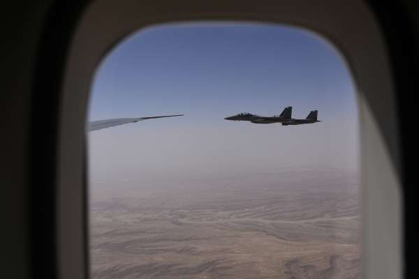 מטוסי F-15 של חיל האוויר הסעודי מלווים את אייר פורס 1 [צילום: אלכס ברנדון/AP]