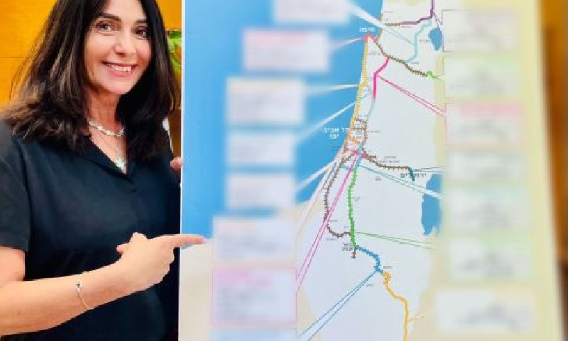 רגב מציגה את מפת המסילות (הטשטוש במקור) [צילום: תקשורת השרה]