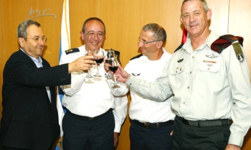 זה שיוצא וזה שנכנס. גנץ, רוטברג, מרום וברק [צילום: דו"צ]