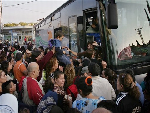 עולים לאוטובוסים של גאידמק [צילום: AP]