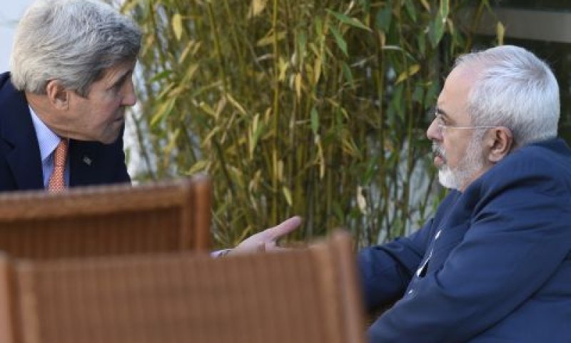 ג'ון קרי עם שר החוץ האירני [צילום: AP/Susan Walsh]