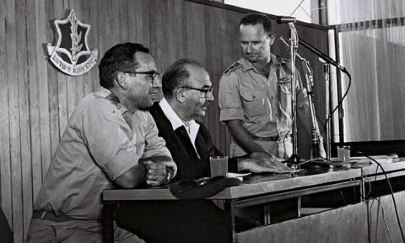 ראש הממשלה, לוי אשכול, מפקד המכללה, עוזי נרקיס וראש המטה הכללי, רא"ל צבי צור בטקס חנוכת המכללה [צילום: משה פרידן/לע"מ]