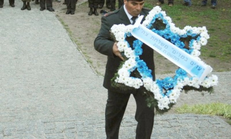 הרמטכ"ל מניח זר למרגלות הבונקר במילא 18 [צילום: דו"צ]