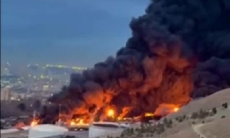 מתקני נפט בוערים בטהרן [צילום: רשתות אירניות]