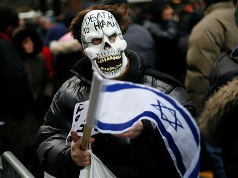 מפגין פרו-ישראלי - "מוות לחמאס" [AP]